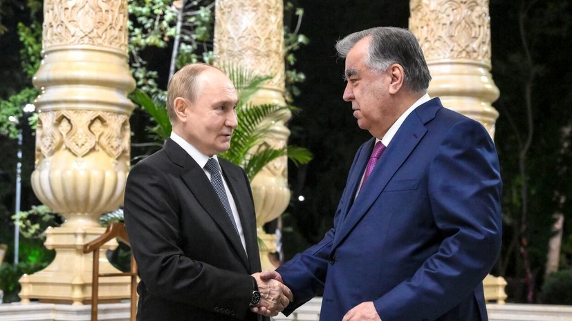 Путин подарил Рахмону картину «Таджикские друзья» кисти художника Бирштейна