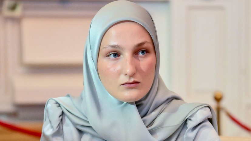 Дочь Кадырова получила награду от Путина