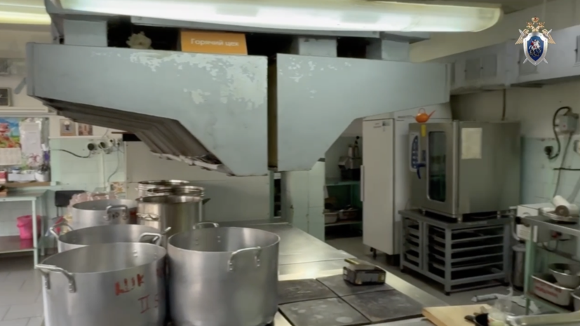 Сотрудник СК осмотрел пищеблок школы в Трёхгорном, где отравились дети