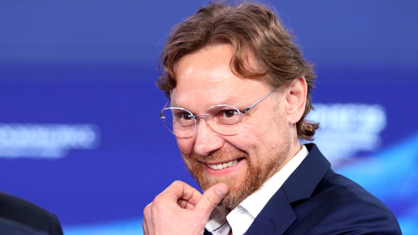 Карпин пошутил, что бьёт футболистов сборной России для мотивации перед играми