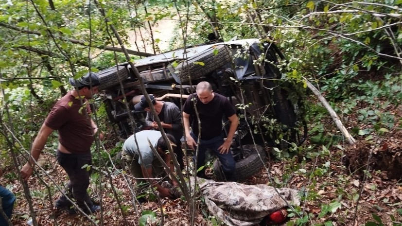 В Абхазии автомобиль с туристами из России сорвался в пропасть, погибла женщина