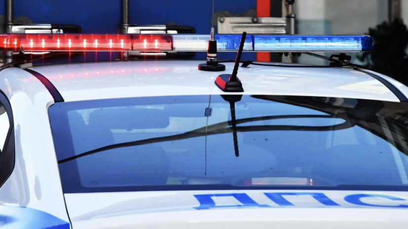 Автомобиль такси повис на бетонном отбойнике на подмосковной трассе