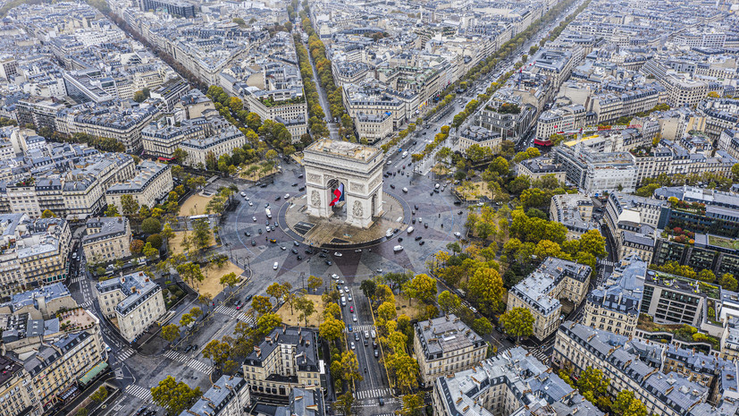 В Париже женщина осквернила Могилу Неизвестного Солдата и укусила полицейского