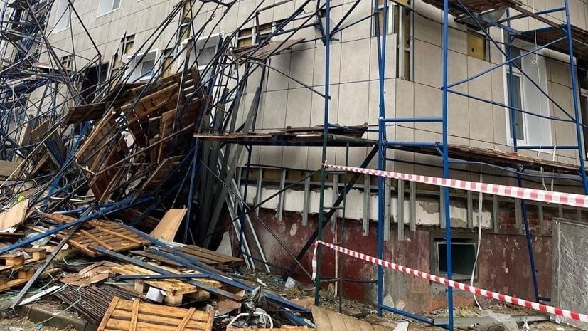 ТАСС: пять человек пострадали при обрушении строительных лесов в Москве