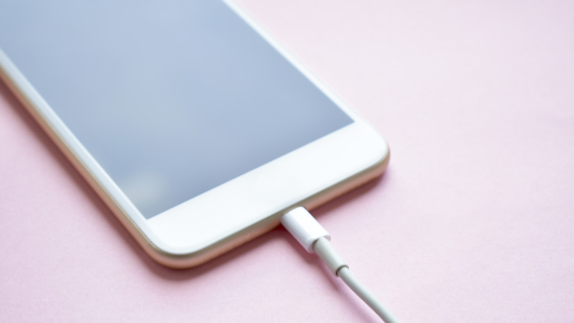 Специалист Борисов объяснил, почему во время зарядки смартфона может ударить током