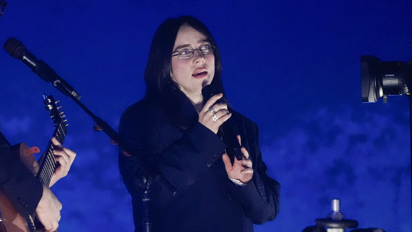 NBC: фанат грубо дёрнул Билли Айлиш на концерте, она ударилась об ограждение