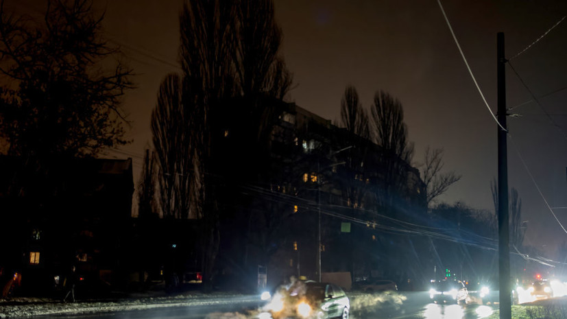 Киевляне перекрыли движение на улице в знак протеста из-за отключения света