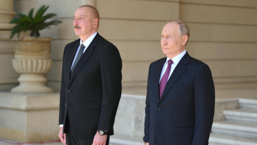 Путин и Алиев пообщались в холле после переговоров в Душанбе