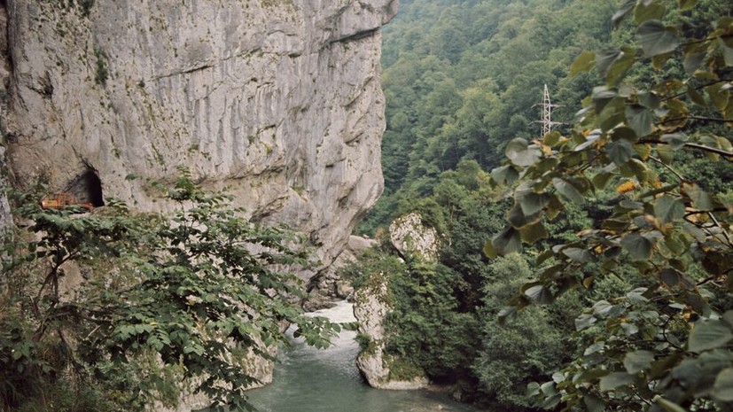 SHOT: туристы застряли в горах Краснодарского края из-за поднявшейся воды в реке