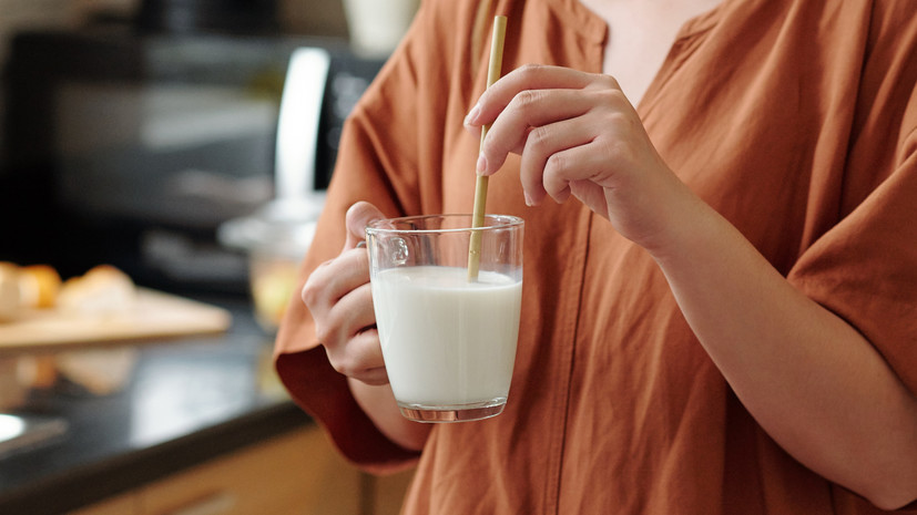 Технолог Мойсеяк: молоко с добавками облегчает состояние при простуде