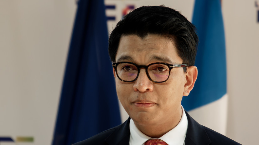 RFI: президент Мадагаскара покинул страну на фоне беспорядков