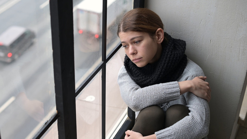 Психолог назвал многократное повторение негативных событий причиной осенней хандры