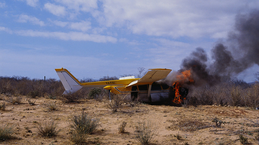 Легкомоторный самолёт разбился на трассе в Массачусетсе