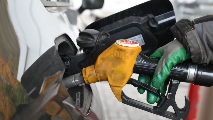«Известия»: в России предложили установить потолок цен на АЗС