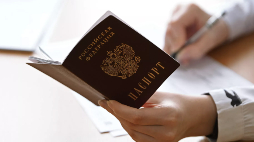 Выдворенному из Латвии пенсионеру полицейские помогают оформить паспорт России