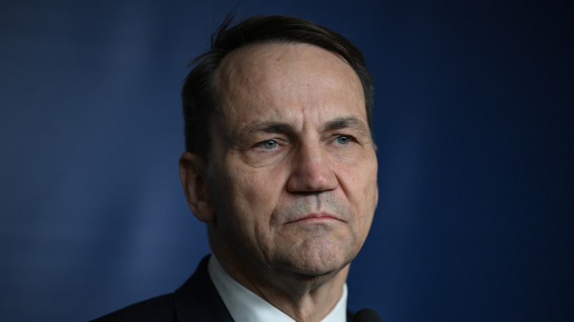 Политолог — о словах Сикорского насчёт удара России: играют на образе жертвы