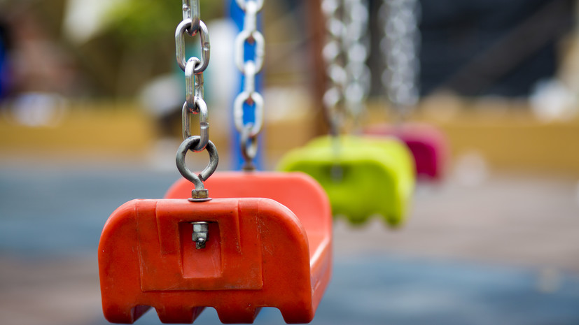 В Новосибирске девочке выплатят компенсацию за травму при падении с качелей