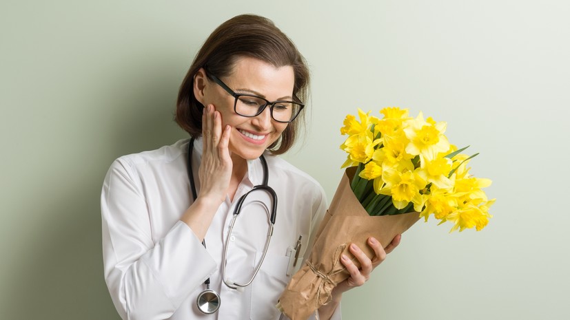 Юрист Айвар: врачу допустимо подарить букет или сувенир до 3000 рублей