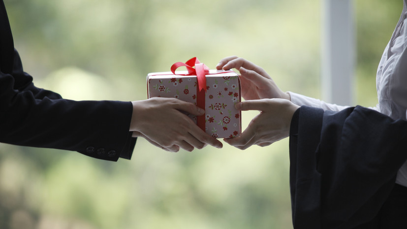 Депутат Нилов: работники имеют право не скидываться на подарки коллегам