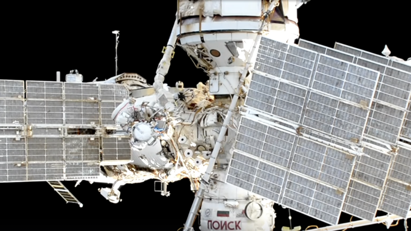 Российские космонавты Рыжиков и Зубрицкий вышли в открытый космос