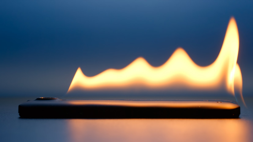 В школе Владивостока потушили загоревшийся мобильный телефон ученика