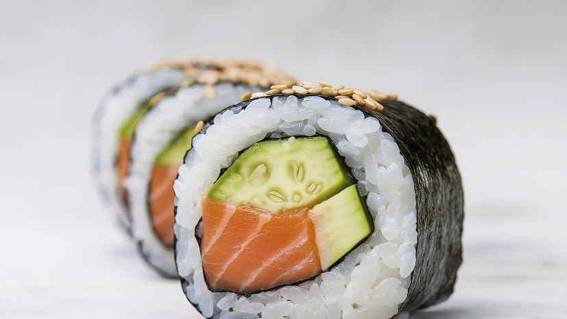 Врач Титова рассказала о вреде одновременного употребления суши с газировкой