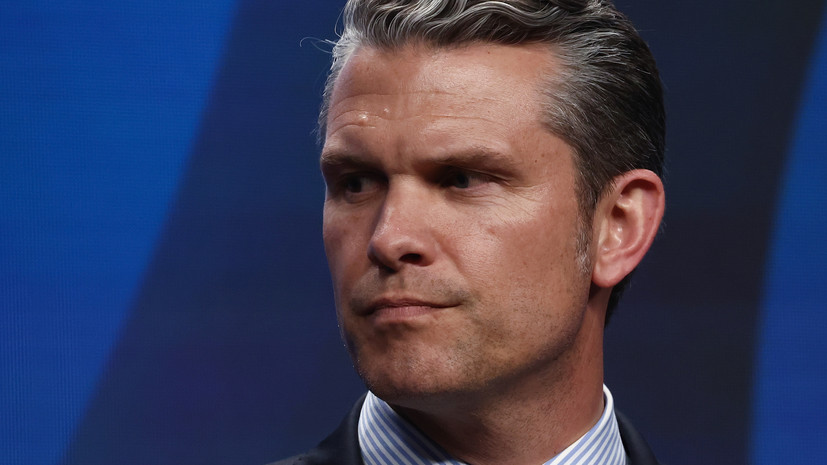 Хегсет пришёл на встречу Трампа и Зеленского в галстуке в цветах флага России