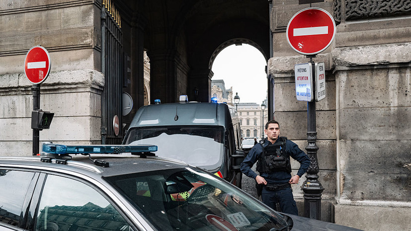 МВД Франции: грабители проникли в Лувр по лестнице на автовышке