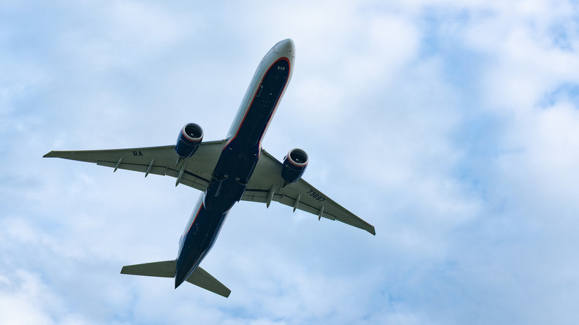 В Гонконге грузовой Boeing 777 упал в море, выкатившись за пределы ВПП