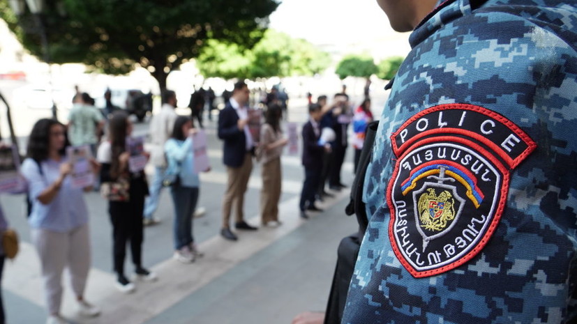 В Гюмри силовики пытаются оттеснить людей от здания муниципалитета