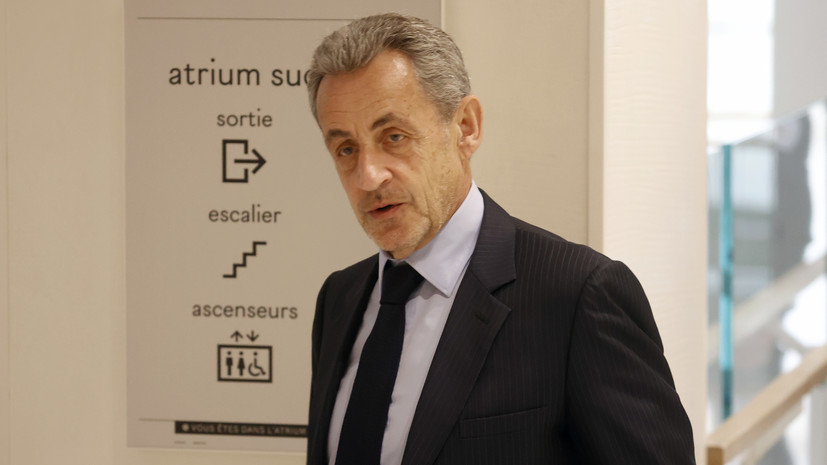 Саркози прибыл в тюрьму Санте