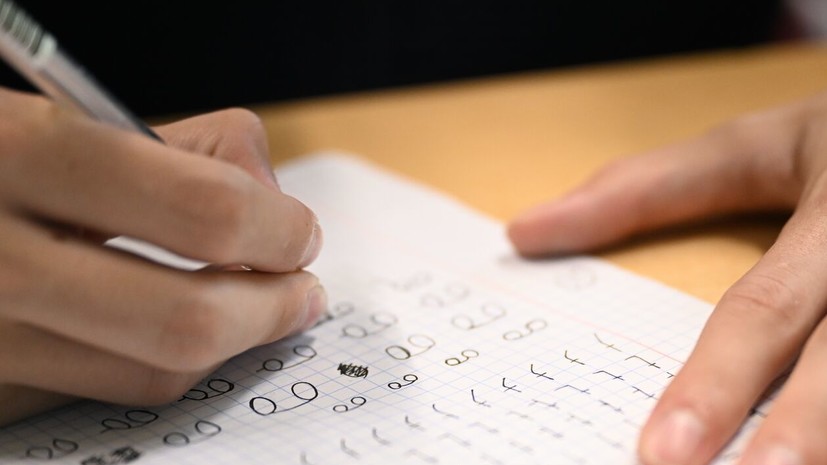 Нейродефектолог Сорокун рассказала о причинах некрасивого почерка у детей