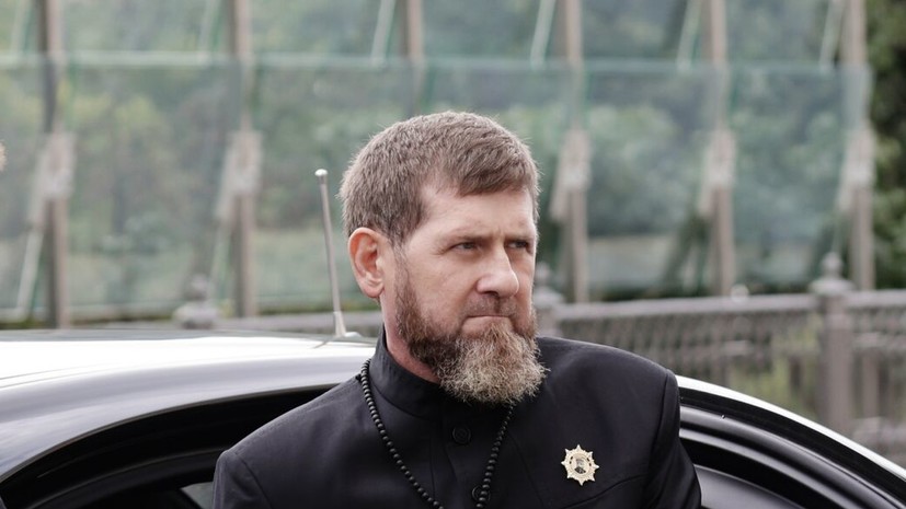 Кадыров получил добытые на СВО трофейные автомат и пулемёт