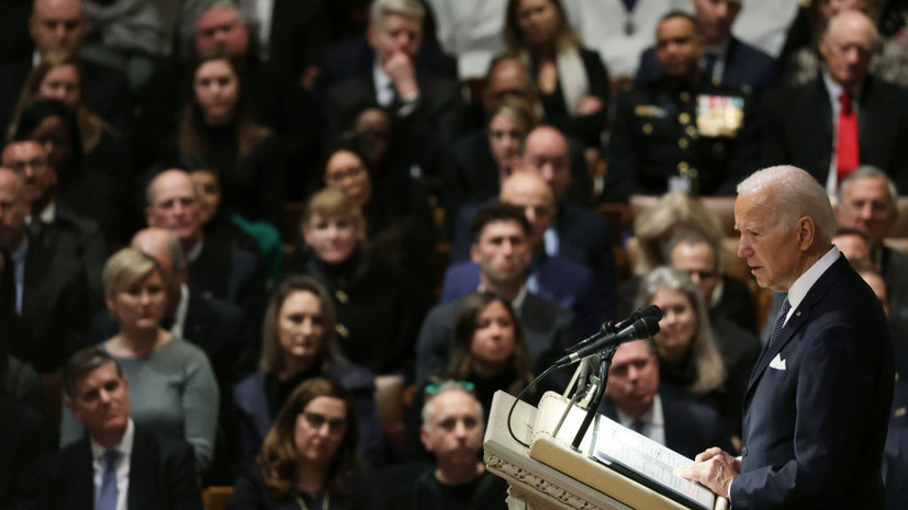 Axios: сын Байдена разозлился на Обаму, когда тот увёл его отца со сцены