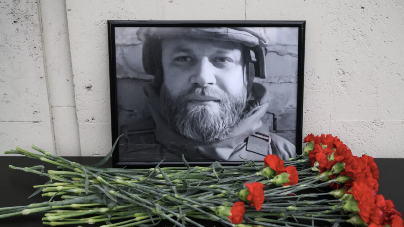 Путин прислал венок на прощание с военкором Иваном Зуевым