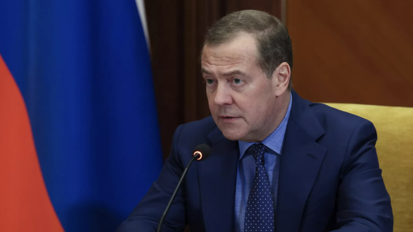 Медведев призвал добиваться победы на земле, а не за канцелярским столом