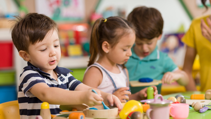 Путин поручил подумать над развитием системы яслей в России