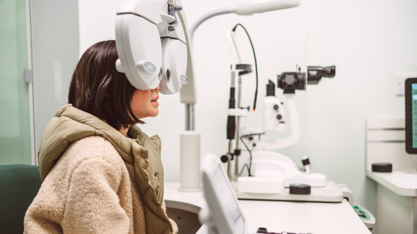 Офтальмолог назвал потерю эластичности хрусталика причиной возрастной дальнозоркости