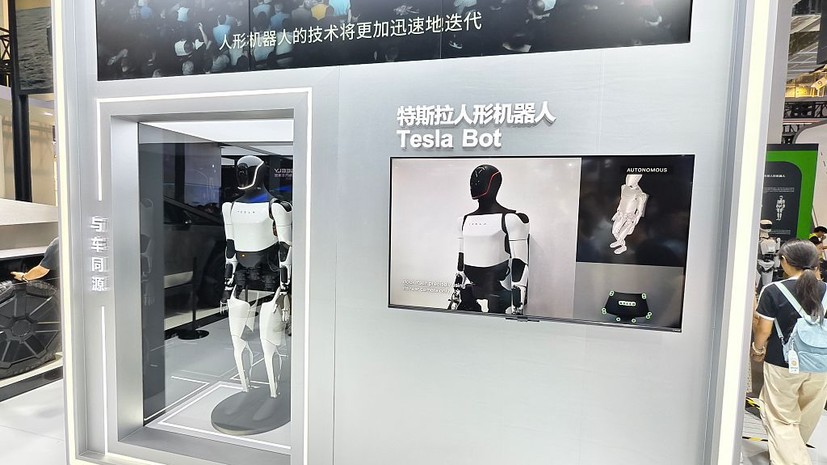 Wired: Маск хочет создать «армию роботов» из моделей Optimus