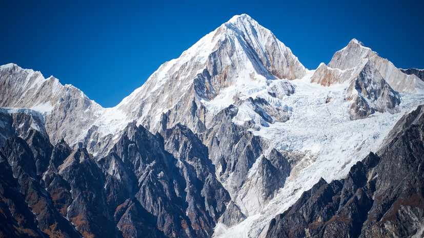 На вершине Манаслу в Непале застряли пятеро российских альпинистов