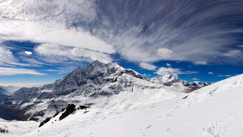 Стало известно состояние пяти российских альпинистов, застрявших на горе Манаслу в Непале