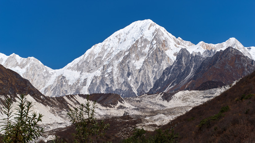 Группа российских альпинистов спустилась с вершины горы Манаслу в Непале