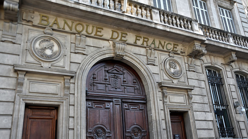 RTL: украшения из Лувра переместили в Банк Франции