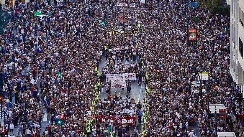 País: в Валенсии более 50 тысяч человек вышли на митинг из-за наводнения