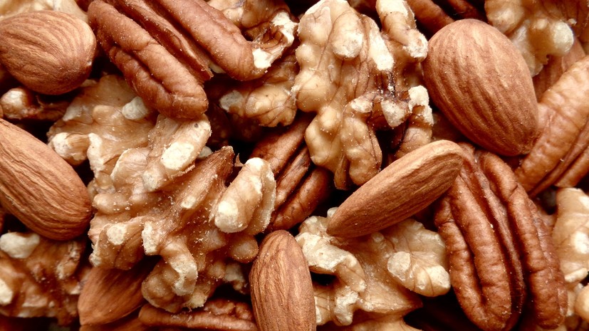 Гастроэнтеролог назвал самыми полезными орехами грецкий и миндаль