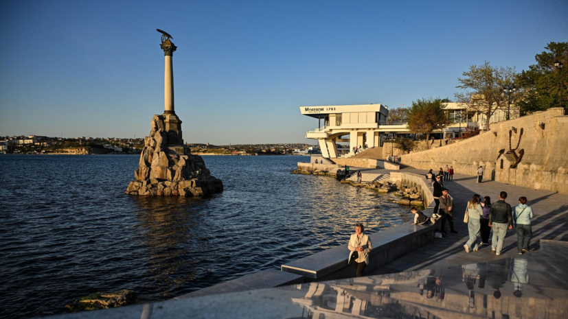 После опрокидывания плавучего крана в Севастополе начали проверку