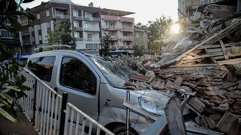На западе Турции разрушено несколько зданий в результате землетрясения