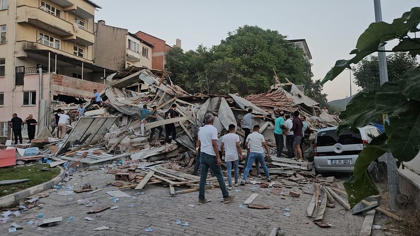 В турецкой провинции Балыкесир при землетрясении обрушились три дома и магазин