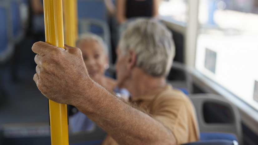 В Приморье туристический автобус въехал в грузовой прицеп на трассе