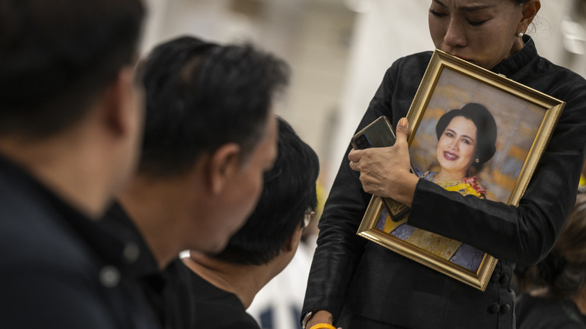 Bloomberg: траур по королеве в Таиланде спровоцировал дефицит чёрной одежды